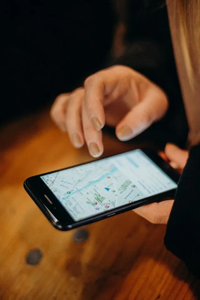 如何删除 Iphone 地图上丢弃的图钉？